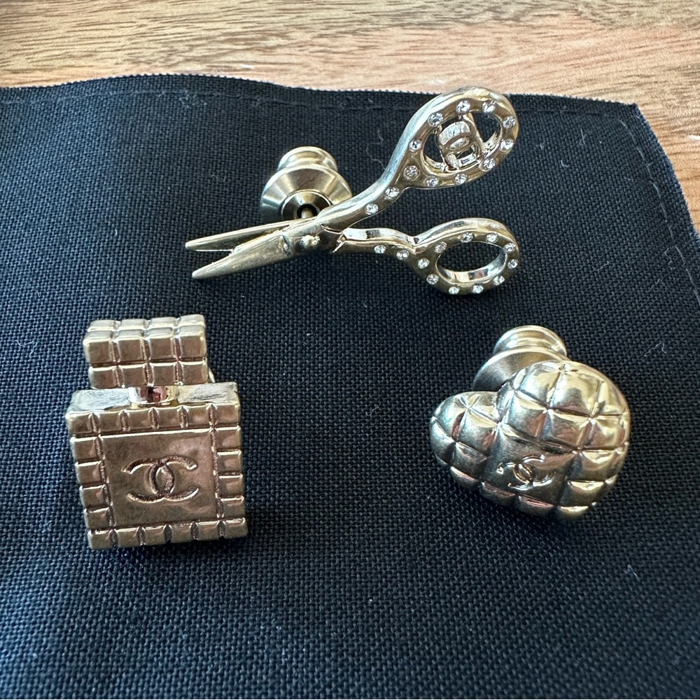 🚨 HOST PICK 🆕 Chanel Matte Gold Mini Brooch Set: Heart, Perfume, Scissors - Picture 1 of 15